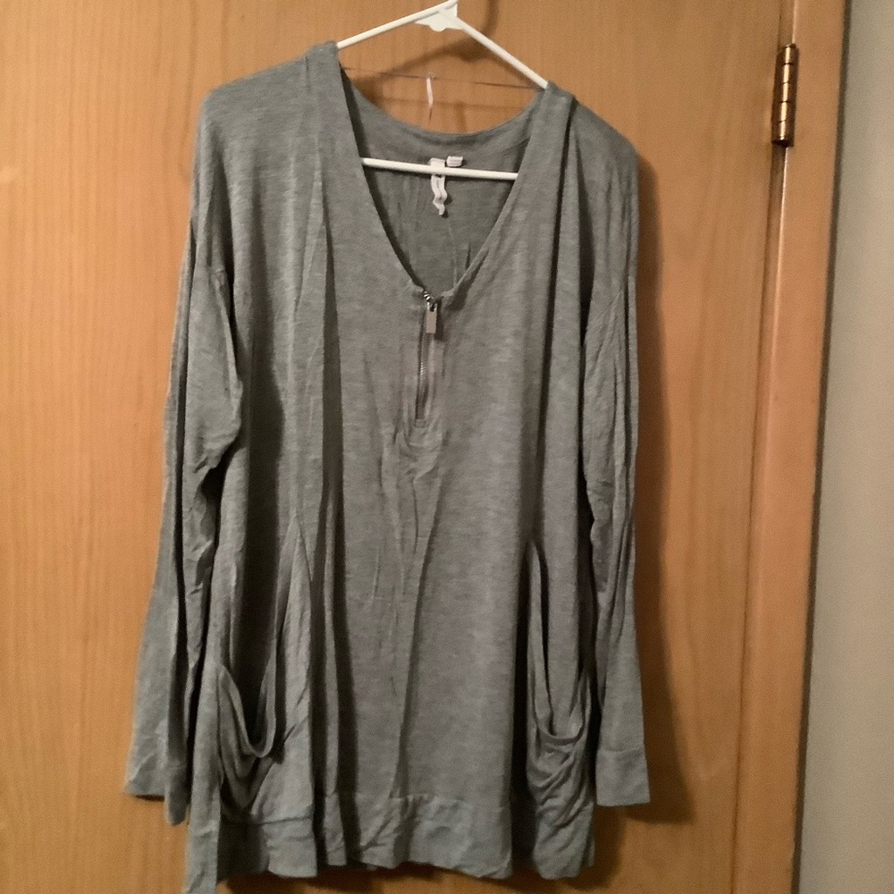 Womens cute long sleeved top by Cable & Gauge. Size large